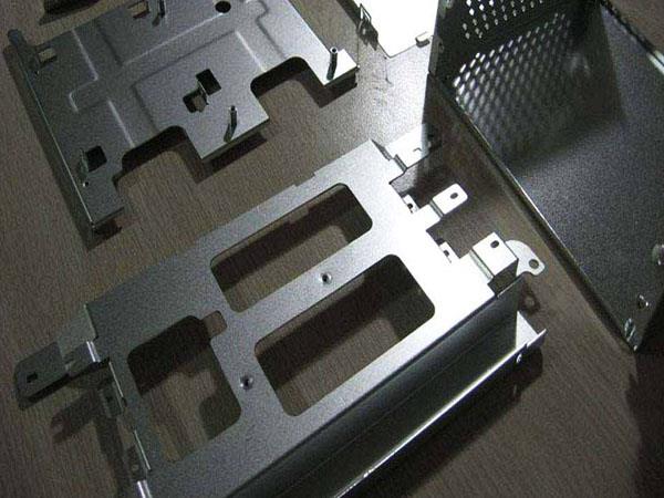 冲裁是一种使板料实现分离的冲压工序，包括冲孔、落料、修边、部切